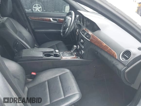 ✅ 2014 Mercedes-Benz C 250 Sport • VIN: WDDGF4HBXEG253583 • Lot: 42189407. Wystawiony na IAAI z przebiegiem 134 896 mil. Bezpłatny archiwum sprzedaży aukcyjnych z USA i szczegółowy raport historii pojazdu na DreamBid. Zdjęcie 5.