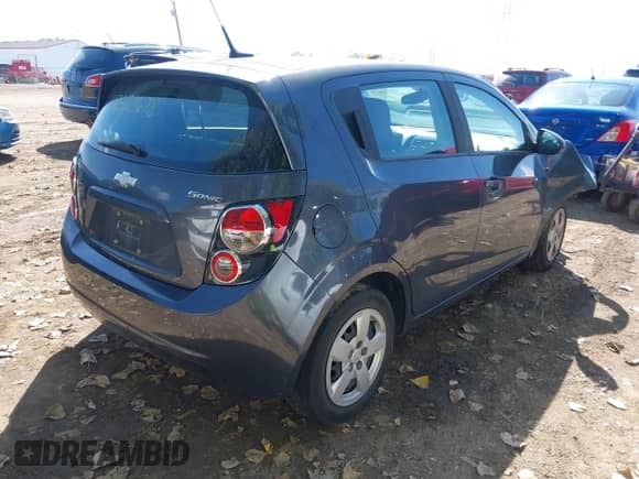 2013 Chevrolet Sonic LS z VIN 1G1JA6SH3D4131552, wystawiony jako IAAI lot #43320678 z przebiegiem 192 725 mil mil oraz . Historia ofert i sprzedaży dostępna na DreamBid. Obrazek 4.