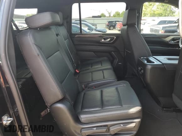 ✅ 2022 Chevrolet Suburban LT • VIN: 1GNSKCKD9NR299826 • Lot: 67666864. Wystawiony na Copart z przebiegiem 72 520 mil. Bezpłatny archiwum sprzedaży aukcyjnych z USA i szczegółowy raport historii pojazdu na DreamBid. Zdjęcie 11.