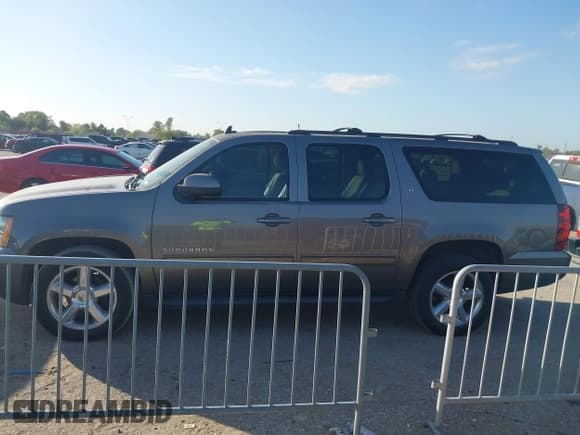 ✅ 2014 Chevrolet Suburban LT • VIN: 1GNSCJE07ER153791 • Lot: 43689033. Wystawiony na IAAI z przebiegiem 209 885 mil. Bezpłatny archiwum sprzedaży aukcyjnych z USA i szczegółowy raport historii pojazdu na DreamBid. Zdjęcie 14.