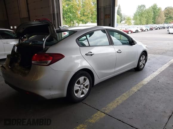 ✅ 2018 Kia Forte LX • VIN: 3KPFL4A75JE201177 • Лот: 43477056. Опубликован ранее на IAAI с пробегом 110 165 миль. Бесплатный доступ к архиву аукционных продаж из США и подробный отчёт об истории автомобиля на DreamBid. Изображение 4.