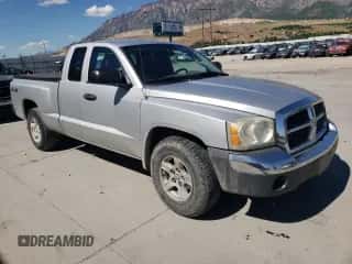 2005 Dodge Dakota SLT с VIN 1D7HW42N75S164042, выставлен на аукционе Copart как лот 57322854 с пробегом 184 609 миль миль и Списание • Salvage title. История ставок и продаж доступна на DreamBid. Изображение 4.