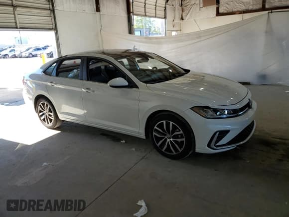 ✅ 2025 Volkswagen Jetta SE • VIN: 3VW7X7BU2SM046803 • Лот: 86322675. Опубликован ранее на Copart с пробегом 7 215 миль. Бесплатный доступ к архиву аукционных продаж из США и подробный отчёт об истории автомобиля на DreamBid. Изображение 4.