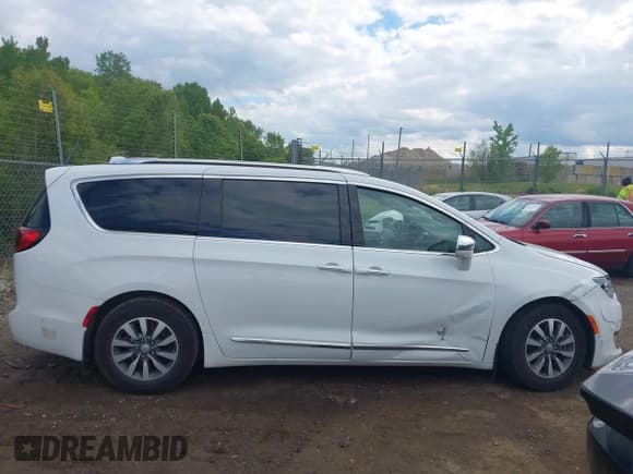 ✅ 2020 Chrysler Pacifica Hybrid Limited • VIN: 2C4RC1N70LR173649 • Lot: 42389536. Wystawiony na IAAI z przebiegiem 67 602 mil. Bezpłatny archiwum sprzedaży aukcyjnych z USA i szczegółowy raport historii pojazdu na DreamBid. Zdjęcie 12.