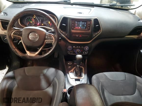 ✅ 2016 Jeep Cherokee Latitude • VIN: 1C4PJMCSXGW253835 • Lot: 92085015. Listed on Copart with 181,150 mi. Free auction sales archive from the USA and detailed vehicle history report at DreamBid. Image 8.