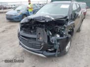 ✅ 2022 Chevrolet Trax LT • VIN: KL7CJPSM9NB516854 • Lot: 42344457. Wystawiony na IAAI z przebiegiem 14 000 mil. Bezpłatny archiwum sprzedaży aukcyjnych z USA i szczegółowy raport historii pojazdu na DreamBid. Zdjęcie 6.