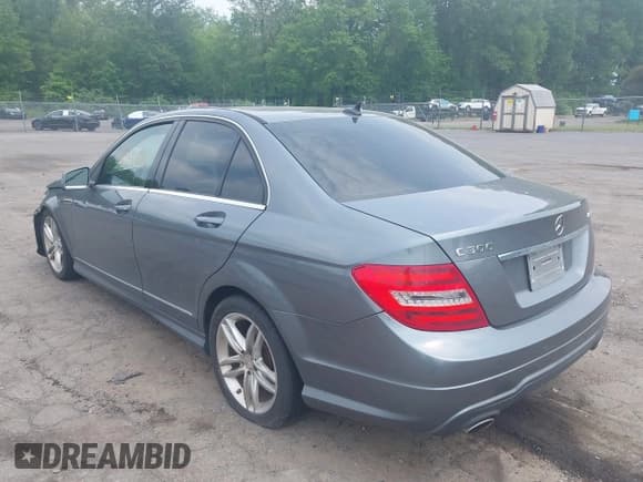 ✅ 2012 Mercedes-Benz C 300 Sport • VIN: WDDGF8BBXCR209813 • Lot: 42446496. Wystawiony na IAAI z przebiegiem 138 302 mil. Bezpłatny archiwum sprzedaży aukcyjnych z USA i szczegółowy raport historii pojazdu na DreamBid. Zdjęcie 3.
