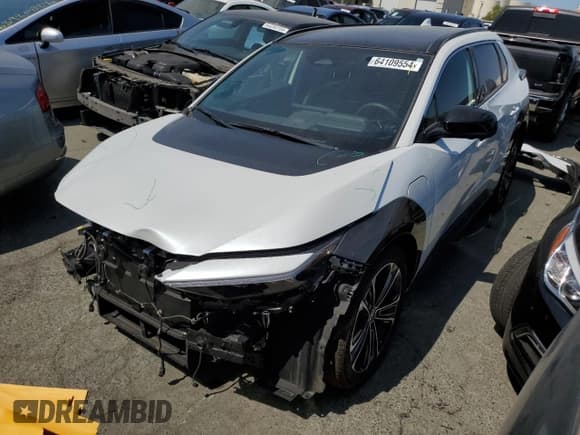 ✅ 2023 Toyota bZ4X XLE • VIN: JTMABACA0PA042200 • Lot: 64109554. Wystawiony na Copart z przebiegiem 5 330 mil. Bezpłatny archiwum sprzedaży aukcyjnych z USA i szczegółowy raport historii pojazdu na DreamBid. Zdjęcie 1.