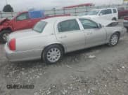 ✅ 2010 Lincoln Town Car Signature Limited • VIN: 2LNBL8CV7AX750368 • Lot: 90040985. Wystawiony na Copart z przebiegiem 172 295 mil. Bezpłatny archiwum sprzedaży aukcyjnych z USA i szczegółowy raport historii pojazdu na DreamBid. Zdjęcie 3.