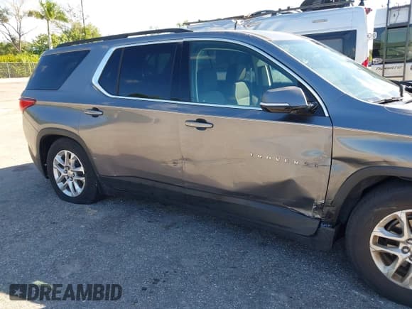 ✅ 2020 Chevrolet Traverse LT Cloth • VIN: 1GNERGKW3LJ165746 • Lot: 43452819. Wystawiony na IAAI z przebiegiem 82 069 mil. Bezpłatny archiwum sprzedaży aukcyjnych z USA i szczegółowy raport historii pojazdu na DreamBid. Zdjęcie 6.