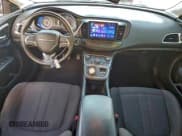 ✅ 2015 Chrysler 200 Limited • VIN: 1C3CCCAB1FN680920 • Lot: 94527425. Wystawiony na Copart z przebiegiem 133 261 mil. Bezpłatny archiwum sprzedaży aukcyjnych z USA i szczegółowy raport historii pojazdu na DreamBid. Zdjęcie 8.