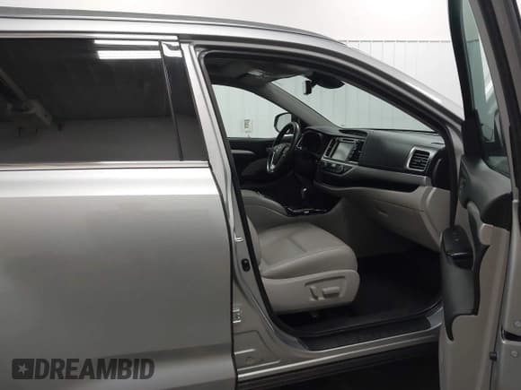 ✅ 2017 Toyota Highlander XLE • VIN: 5TDJZRFH3HS465604 • Lot: 43421333. Listed on IAAI with 93,238 mi. Free auction sales archive from the USA and detailed vehicle history report at DreamBid. Image 5.