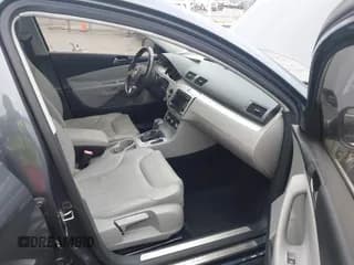 ✅ 2010 Volkswagen Passat Komfort • VIN: WVWJK7AN6AE107365 • Lot: 43558635. Wystawiony na IAAI z przebiegiem 128 880 mil. Bezpłatny archiwum sprzedaży aukcyjnych z USA i szczegółowy raport historii pojazdu na DreamBid. Zdjęcie 5.