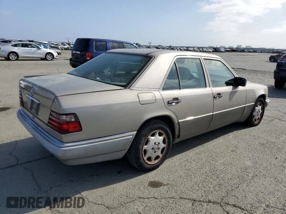 ✅ 1994 Mercedes-Benz E 320 • VIN: WDBEA32E2RC119398 • Лот: 54427825. Опубликован ранее на Copart с пробегом 277 850 миль. Бесплатный доступ к архиву аукционных продаж из США и подробный отчёт об истории автомобиля на DreamBid. Изображение 3.