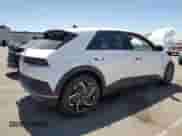 ✅ 2024 Hyundai Ioniq 5 SE Standard Range • VIN: KM8KM4DB3RU269806 • Lot: 63148845. Wystawiony na Copart z przebiegiem 17 941 mil. Bezpłatny archiwum sprzedaży aukcyjnych z USA i szczegółowy raport historii pojazdu na DreamBid. Zdjęcie 3.