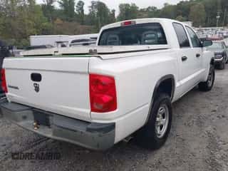 2006 Dodge Dakota ST z VIN 1D7HE28KX6S605264, wystawiony jako IAAI lot #43382774 z przebiegiem 158 571 mil mil oraz . Historia ofert i sprzedaży dostępna na DreamBid. Obrazek 4.