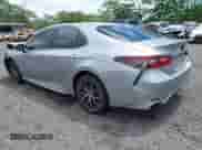 2022 Toyota Camry SE z VIN 4T1T11AK6NU643562, wystawiony jako IAAI lot #42478394 z przebiegiem 27 570 mil mil oraz . Historia ofert i sprzedaży dostępna na DreamBid. Obrazek 3.