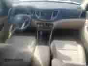 2016 Hyundai Tucson Limited z VIN KM8J33A27GU127386, wystawiony jako Copart lot #89872365 z przebiegiem 98 972 mil mil oraz Szkoda całkowita • Salvage title. Historia ofert i sprzedaży dostępna na DreamBid. Obrazek 8.