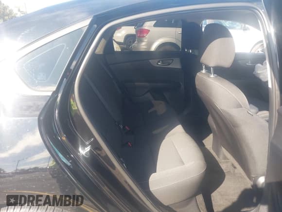 ✅ 2021 Kia Forte LXS • VIN: 3KPF24AD1ME407397 • Lot: 43492729. Wystawiony na IAAI z przebiegiem 31 332 mil. Bezpłatny archiwum sprzedaży aukcyjnych z USA i szczegółowy raport historii pojazdu na DreamBid. Zdjęcie 8.