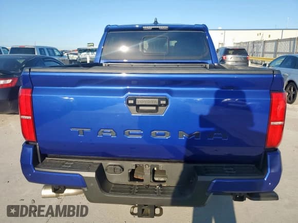 ✅ 2025 Toyota Tacoma SR5 • VIN: 3TMKB5FN5SM028816 • Lot: 81507295. Wystawiony na Copart z przebiegiem 5 140 mil. Bezpłatny archiwum sprzedaży aukcyjnych z USA i szczegółowy raport historii pojazdu na DreamBid. Zdjęcie 6.