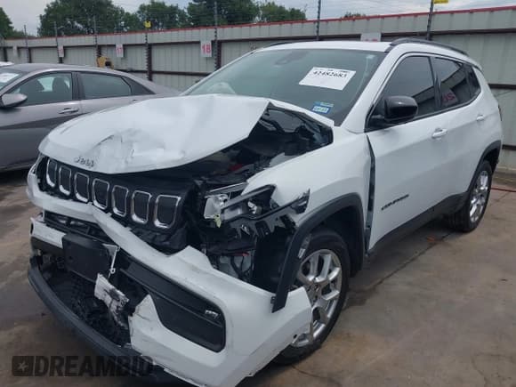 ✅ 2022 Jeep Compass Latitude Lux • VIN: 3C4NJDFB4NT211280 • Lot: 42482683. Listed on IAAI with 15,475 mi. Free auction sales archive from the USA and detailed vehicle history report at DreamBid. Image 19.