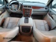 ✅ 2009 Chevrolet Suburban 2LT • VIN: 1GNFC26069R230517 • Lot: 75304014. Wystawiony na Copart z przebiegiem 360 939 mil. Bezpłatny archiwum sprzedaży aukcyjnych z USA i szczegółowy raport historii pojazdu na DreamBid. Zdjęcie 8.