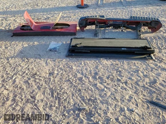 ✅ 2018 Chevrolet Silverado 1500 Custom • VIN: 1GCRCPEC4JZ217252 • Lot: 91004285. Wystawiony na Copart z przebiegiem 56 400 mil. Bezpłatny archiwum sprzedaży aukcyjnych z USA i szczegółowy raport historii pojazdu na DreamBid. Zdjęcie 12.