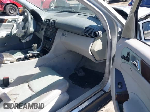 ✅ 2004 Mercedes-Benz C 240 • VIN: WDBRF61JX4A624676 • Lot: 41708324. Wystawiony na IAAI z przebiegiem 251 407 mil. Bezpłatny archiwum sprzedaży aukcyjnych z USA i szczegółowy raport historii pojazdu na DreamBid. Zdjęcie 5.