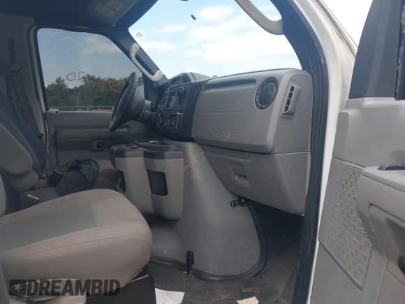 ✅ 2013 Ford Econoline Cargo Commercial • VIN: 1FTSS3EL4DDA51670 • Lot: 42894720. Wystawiony na IAAI z przebiegiem 185 853 mil. Bezpłatny archiwum sprzedaży aukcyjnych z USA i szczegółowy raport historii pojazdu na DreamBid. Zdjęcie 5.