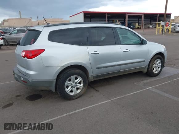 ✅ 2010 Chevrolet Traverse LS • VIN: 1GNLREED9AS126737 • Lot: 43387723. Wystawiony na IAAI z przebiegiem 99 848 mil. Bezpłatny archiwum sprzedaży aukcyjnych z USA i szczegółowy raport historii pojazdu na DreamBid. Zdjęcie 4.