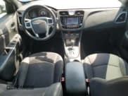 ✅ 2013 Chrysler 200 Touring • VIN: 1C3CCBBB8DN701901 • Lot: 63703775. Wystawiony na Copart z przebiegiem 115 317 mil. Bezpłatny archiwum sprzedaży aukcyjnych z USA i szczegółowy raport historii pojazdu na DreamBid. Zdjęcie 8.