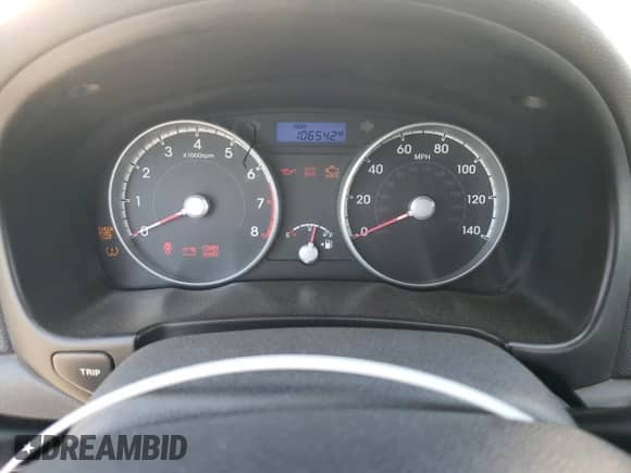 2011 Hyundai Accent GS z VIN KMHCM3AC8BU192254, wystawiony jako Copart lot #71117884 z przebiegiem 106 542 mil mil oraz Czysty tytuł • Clean title. Historia ofert i sprzedaży dostępna na DreamBid. Obrazek 9.