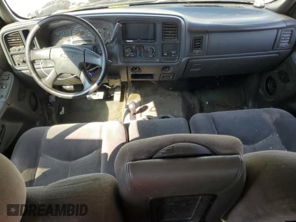 ✅ 2006 Chevrolet Silverado 2500HD Work Truck • VIN: 1GCHK29UX6E129048 • Lot: 71828374. Wystawiony na Copart z przebiegiem 287 119 mil. Bezpłatny archiwum sprzedaży aukcyjnych z USA i szczegółowy raport historii pojazdu na DreamBid. Zdjęcie 8.