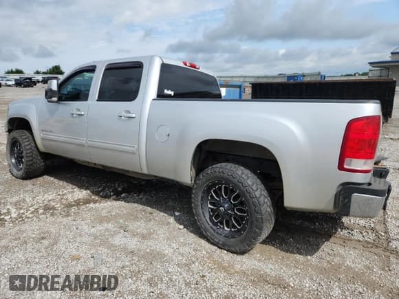 ✅ 2013 GMC Sierra 2500HD SLT • VIN: 1GT121C88DF243516 • Lot: 64579675. Wystawiony na Copart z przebiegiem 206 243 mil. Bezpłatny archiwum sprzedaży aukcyjnych z USA i szczegółowy raport historii pojazdu na DreamBid. Zdjęcie 2.