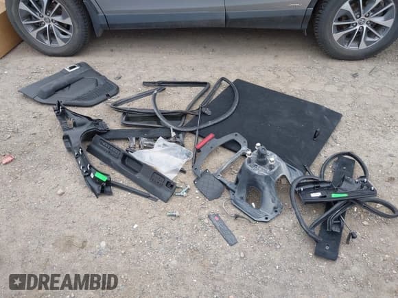 ✅ 2024 Jeep Wrangler Sahara • VIN: 1C4PJXEG0RW344058 • Lot: 42261013. Listed on IAAI with 20,040 mi. Free auction sales archive from the USA and detailed vehicle history report at DreamBid. Image 18.