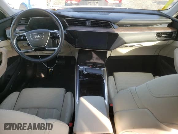 ✅ 2019 Audi e-tron Prestige • VIN: WA1VABGE9KB024265 • Lot: 39302243. Wystawiony na Copart z przebiegiem 29 531 mil. Bezpłatny archiwum sprzedaży aukcyjnych z USA i szczegółowy raport historii pojazdu na DreamBid. Zdjęcie 8.