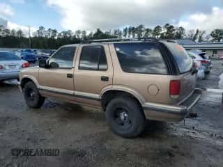 1996 Chevrolet Blazer with VIN 1GNCS13W5T2144687, listed as a Copart auction lot 80036084 with 196,930 mi miles and Salvage title. Bid and sale history available at DreamBid. Image 2.