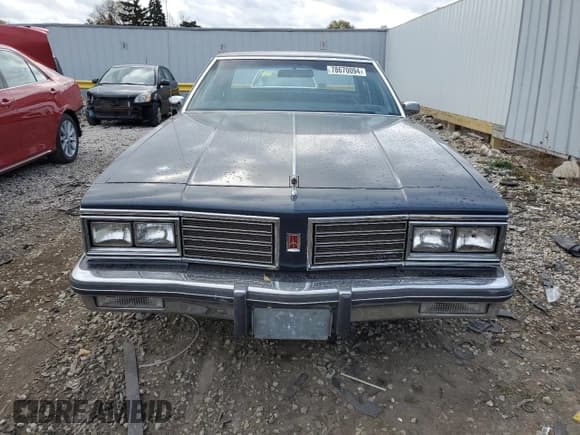✅ 1985 Oldsmobile Delta Royale • VIN: 1G3BN69YXF9080322 • Lot: 78670094. Wystawiony na Copart z przebiegiem 58 231 mil. Bezpłatny archiwum sprzedaży aukcyjnych z USA i szczegółowy raport historii pojazdu na DreamBid. Zdjęcie 5.