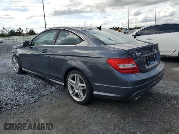 ✅ 2013 Mercedes-Benz C 250 • VIN: WDDGJ4HB3DF965629 • Lot: 56281705. Wystawiony na Copart z przebiegiem 41 541 mil. Bezpłatny archiwum sprzedaży aukcyjnych z USA i szczegółowy raport historii pojazdu na DreamBid. Zdjęcie 2.