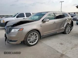 ✅ 2019 Lincoln MKT Reserve • VIN: 2LMHJ5AT7KBL00822 • Lot: 67911175. Wystawiony na Copart z przebiegiem Nie podano. Bezpłatny archiwum sprzedaży aukcyjnych z USA i szczegółowy raport historii pojazdu na DreamBid. Zdjęcie 1.
