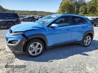 ✅ 2022 Hyundai Kona SEL • VIN: KM8K62AB0NU912271 • Лот: 86729555. Опубликован ранее на Copart с пробегом 26 746 миль. Бесплатный доступ к архиву аукционных продаж из США и подробный отчёт об истории автомобиля на DreamBid. Изображение 1.