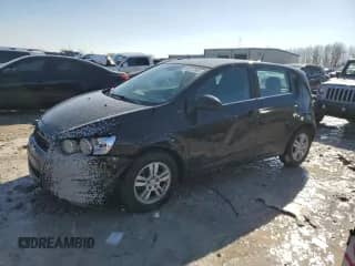 2012 Chevrolet Sonic LT z VIN 1G1JD6SB6C4193948, wystawiony jako Copart lot #46372895 z przebiegiem 65 802 mil mil oraz Czysty tytuł • Clean title. Historia ofert i sprzedaży dostępna na DreamBid. Obrazek 1.