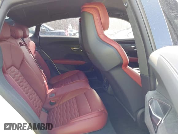 ✅ 2024 Audi RS e-tron GT • VIN: WAUBHBFW2R7900800 • Lot: 41665644. Wystawiony na IAAI z przebiegiem 9 474 mil. Bezpłatny archiwum sprzedaży aukcyjnych z USA i szczegółowy raport historii pojazdu na DreamBid. Zdjęcie 8.