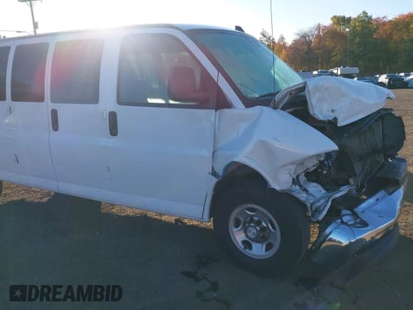 ✅ 2020 Chevrolet Express Passenger LT • VIN: 1GAZGPFGXL1213383 • Lot: 40589992. Listed on IAAI with 101,672 mi. Free auction sales archive from the USA and detailed vehicle history report at DreamBid. Image 17.