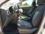 2020 Hyundai Kona SEL Plus z VIN KM8K62AA1LU595170, wystawiony jako Copart lot #58151423 z przebiegiem 49 822 mil mil oraz . Historia ofert i sprzedaży dostępna na DreamBid. Obrazek 7.