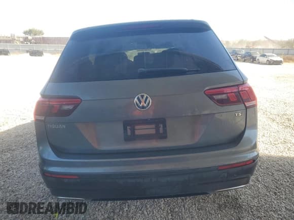 ✅ 2018 Volkswagen Tiguan S • VIN: 3VV1B7AX0JM108976 • Lot: 87282895. Listed on Copart with 187,697 mi. Free auction sales archive from the USA and detailed vehicle history report at DreamBid. Image 6.
