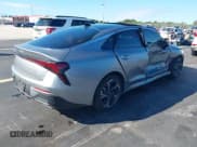 ✅ 2025 Kia K5 GT-Line • VIN: KNAG64J76S5279988 • Lot: 43438042. Wystawiony na IAAI z przebiegiem 14 668 mil. Bezpłatny archiwum sprzedaży aukcyjnych z USA i szczegółowy raport historii pojazdu na DreamBid. Zdjęcie 4.