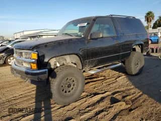 1998 Chevrolet Tahoe z VIN 3GNEK18R6WG102052, wystawiony jako Copart lot #77485244 z przebiegiem 187 542 mil mil oraz Szkoda całkowita • Salvage title. Historia ofert i sprzedaży dostępna na DreamBid. Obrazek 1.