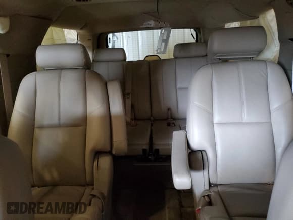 ✅ 2009 Chevrolet Suburban 1LT • VIN: 1GNFK26399R214664 • Lot: 55131185. Wystawiony na Copart z przebiegiem 180 824 mil. Bezpłatny archiwum sprzedaży aukcyjnych z USA i szczegółowy raport historii pojazdu na DreamBid. Zdjęcie 10.