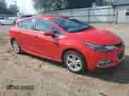 2017 Chevrolet Cruze LT z VIN 3G1BE6SM9HS580567, wystawiony jako Copart lot #68833115 z przebiegiem 40 005 mil mil oraz Szkoda całkowita • Salvage title. Historia ofert i sprzedaży dostępna na DreamBid. Obrazek 4.